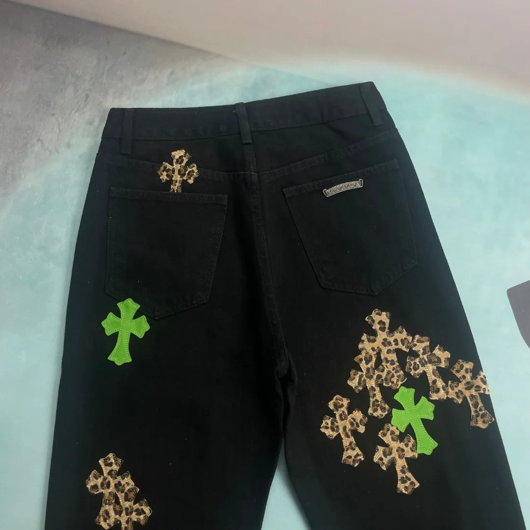 🅿️270 🔘Style No.-KL133 🔘Cro Heart𝐂𝐡𝐫𝐨𝐦𝐞 𝐇𝐞𝐚𝐫𝐭 Matty Boy Sex Records Series Limited Edition Leather Leopard High Street Workwear Jeans* [Same style as Wu Jianhao and Bian Baekhyun] Crocodile Heart CH Jeans are the pinnacle of craftsmanship. The birth of each pair of pants must first be washed and then dismantled. The craftsmen use their superb craftsmanship to cut the sheepskin into a cross shape by hand, stitch it carefully stitch by stitch, and then re-piece it together. The process is too complicated to describe. As long as you hold it in your hand, you can intuitively appreciate the top-notch texture that hits you. That kind of good-looking, no need to say much, you can know it at a glance. The fabric is made of thick beaded canvas. After heavy washing, the texture of the upper body is greatly improved, the unique texture appears naturally, and the trousers are straight, showing the wearer's ability and coolness. The whole trousers use three-dimensional cutting technology and strictly follow ergonomics. Both the visual appearance and the wearing experience are impeccable. From details to accessories, these jeans are also exquisite. The hardware is strictly customized according to the ZP original version, with high quality, strong and durable; the customized small leather label design is unique and highlights the high-end positioning of the brand. After being washed, the originally thick beaded canvas not only feels soft and skin-friendly, but also has excellent breathability, providing the wearer with all-day comfort. The pants are made of fine workmanship, and every trace is neat and detailed. From the overall design to the details, they all show a simple yet exquisite style. They are worthy of being a classic among Croxin's many items.  Size: S M L XL XXL (28.30.32.34.36) Color: Black